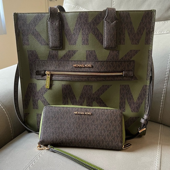 Michael Kors Handbags - Michael Kors set bag